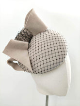 Load image into Gallery viewer, Gemma Sangwine wool felted mini beret/button percher hat with bow (GEMS411)